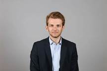 Une image contenant Visage humain, personne, mur, habits
Le contenu généré par l’IA peut être incorrect.