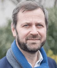 Une image contenant Visage humain, personne, habits, Barbe humaine
Le contenu généré par l’IA peut être incorrect.