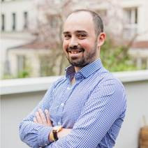 Une image contenant personne, Visage humain, sourire, homme
Le contenu généré par l’IA peut être incorrect.