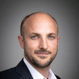 Une image contenant Visage humain, personne, homme, Front

Le contenu généré par l’IA peut être incorrect.