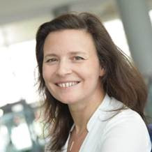 Une image contenant Visage humain, sourire, personne, habits

Le contenu généré par l’IA peut être incorrect.