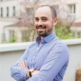 Une image contenant personne, Visage humain, sourire, homme

Le contenu généré par l’IA peut être incorrect.