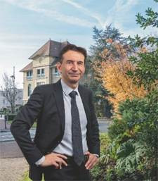 Une image contenant personne, plein air, ciel, arbre

Le contenu g&eacute;n&eacute;r&eacute; par l&rsquo;IA peut &ecirc;tre incorrect.